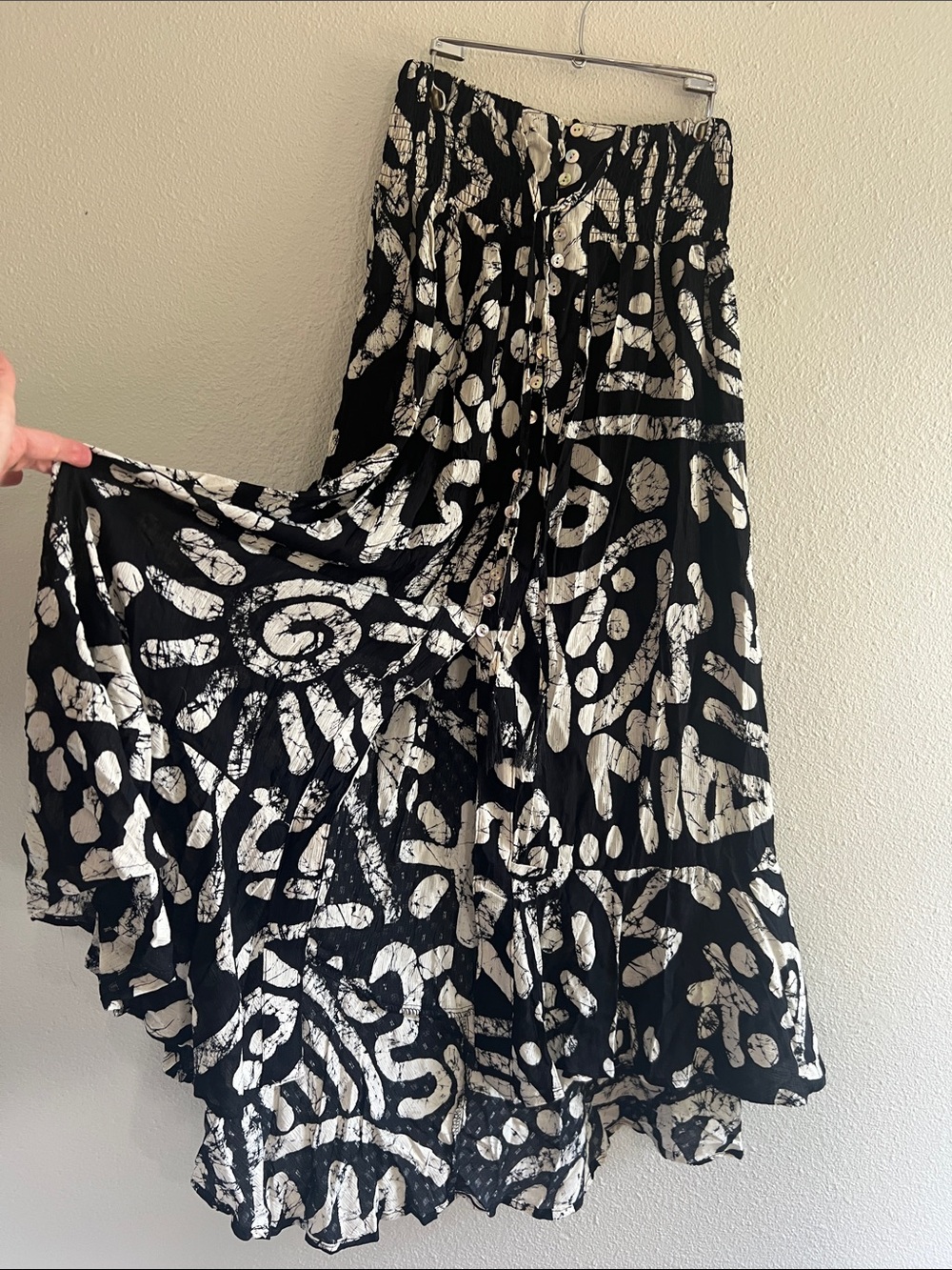 Haute Hippie Black and cream Abstract Print button down Maxi Skirt size small